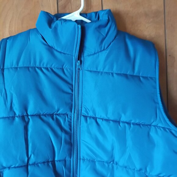 Discount Divas Women's Blue Sleeveless Puffer Vest Size L/XL Short New - Picture 2 of 3